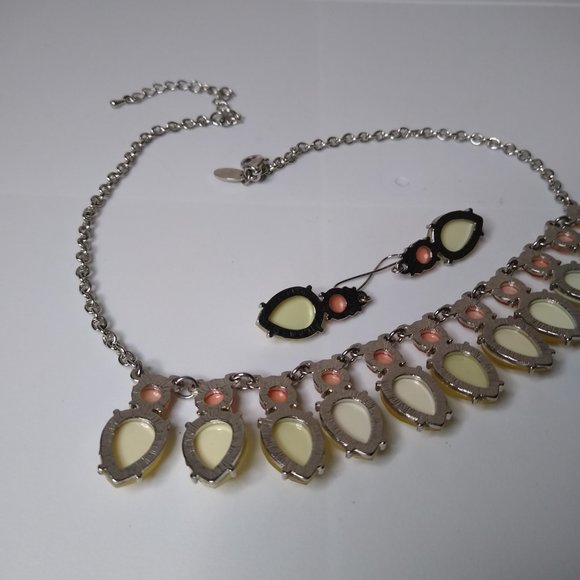 Vintage Charming Charlie Metal And Plastic Necklace And Earring Set - Picture 15 of 16